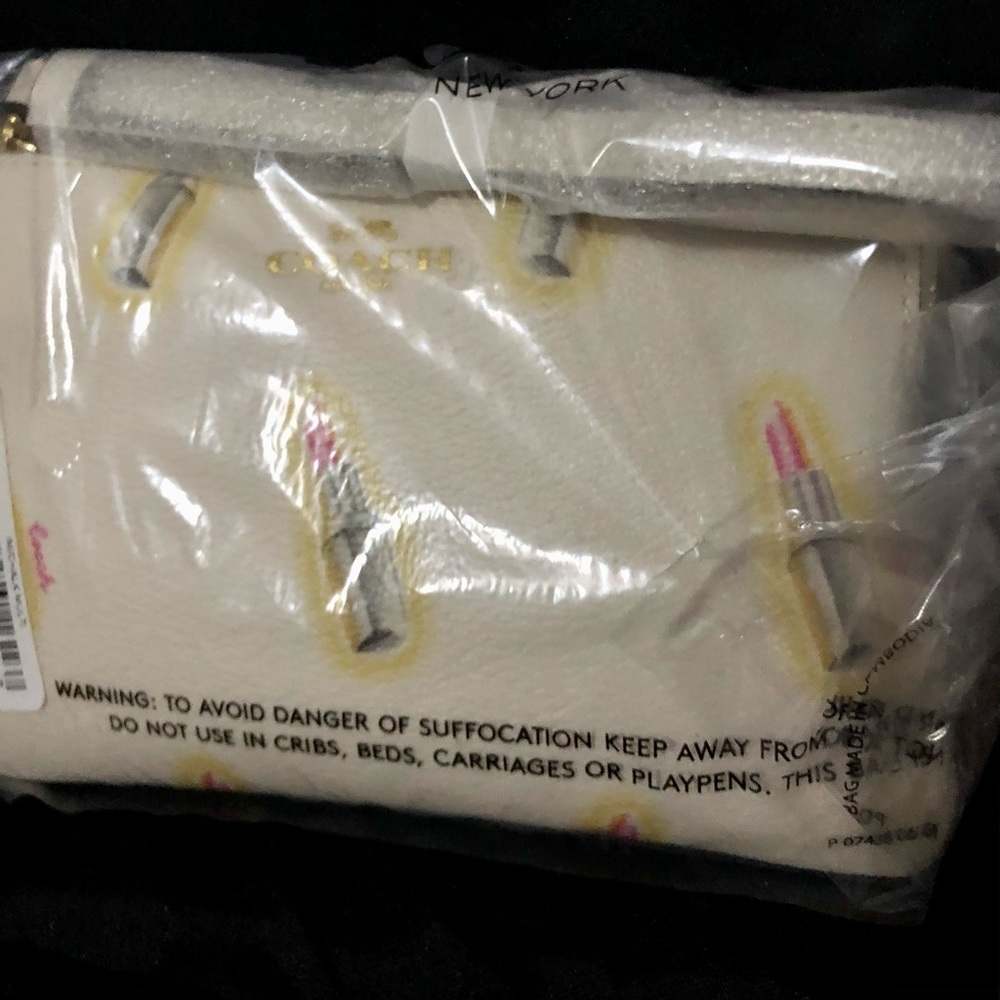 ❌SOLD❌ 💥FLASH SALE💥 COACH Corner Zip Wristlet, Lipstick Print, NWT - Picture 3 of 5